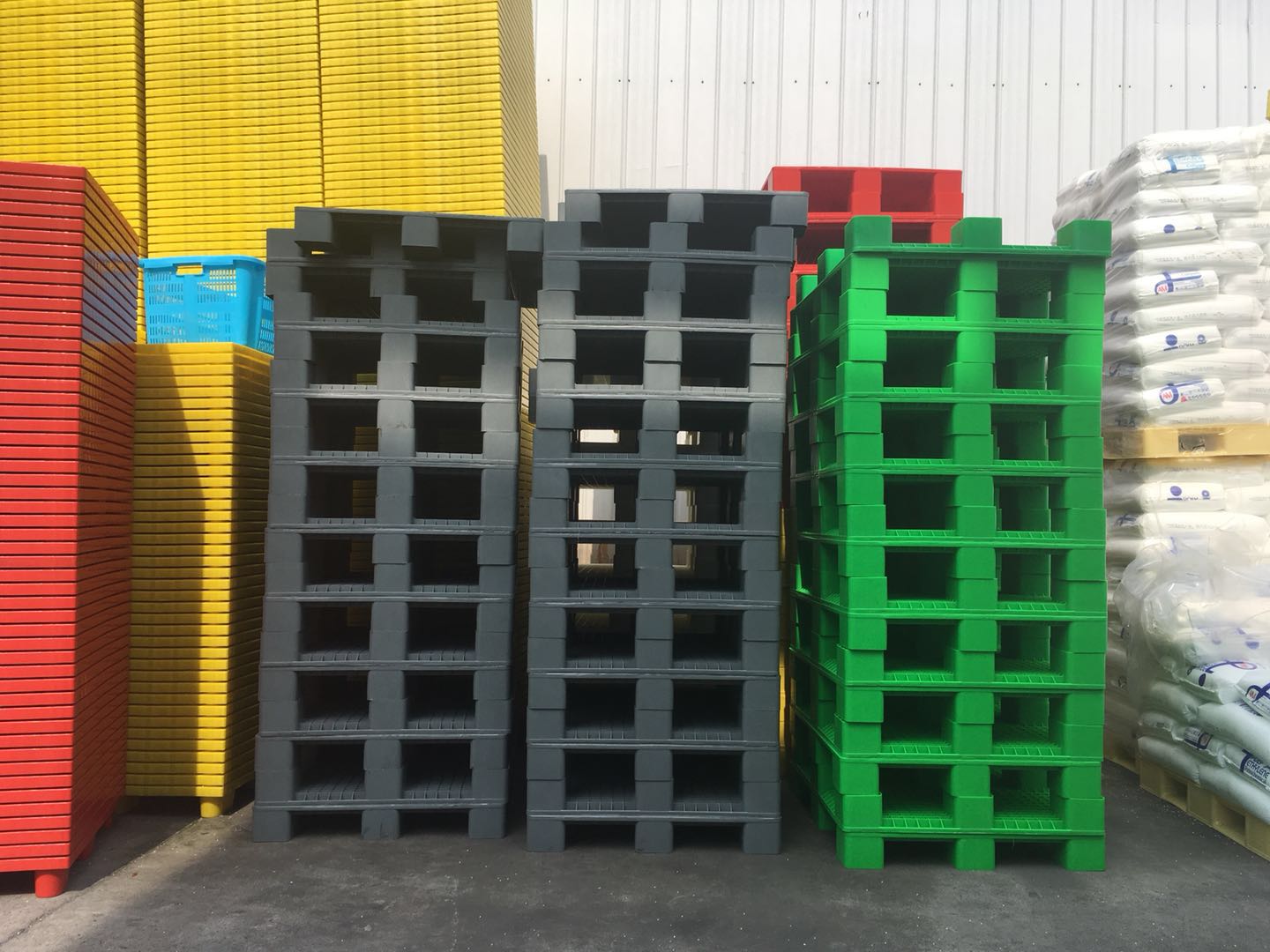 多彩的塑料托盤兄弟們，這些照片很靚！