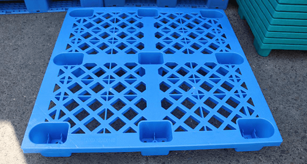 生產(chǎn)塑料托盤時，添加黑色母粒是為何？